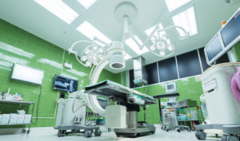 Czujnik jakości powietrza AQS1 w szpitalu, monitorujący poziom CO2, PM2.5, TVOC, temperaturę i wilgotność