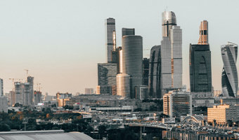 Czujnik jakości powietrza AQS1 monitorujący poziom zanieczyszczeń w centrum miasta