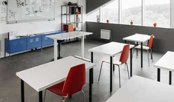 Czujnik AQS1 kontrolujący jakość powietrza w klasie szkolnej, aby zapewnić zdrowe środowisko dla uczniów