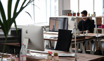 Czujnik jakości powietrza UbiBot AQS1 w biurze, monitorujący zanieczyszczenia powietrza, temperaturę i wilgotność